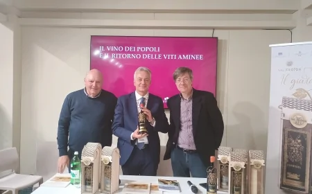 la Bottiglia del Vino dei Popoli “The Wine of the peoples, οίνος των λαών" Vinitaly 2025