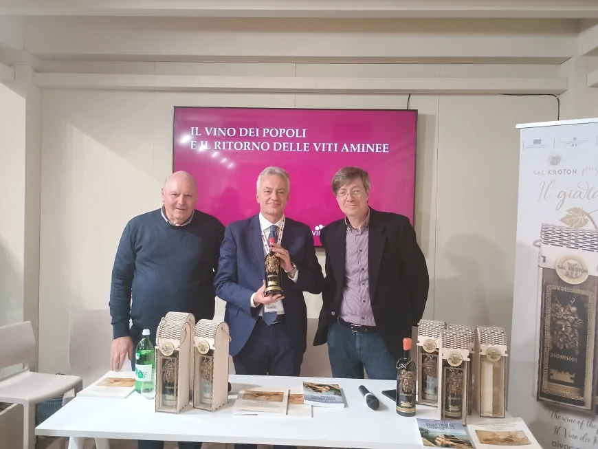 la Bottiglia del Vino dei Popoli “The Wine of the peoples, οίνος των λαών" Vinitaly 2025