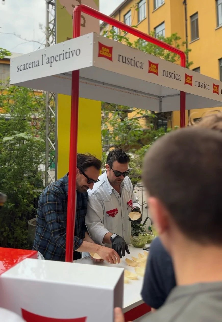 Chef in Camicia firma un progetto d'autore per San Carlo: il design incontra il gusto per celebrare l’iconica Rustica