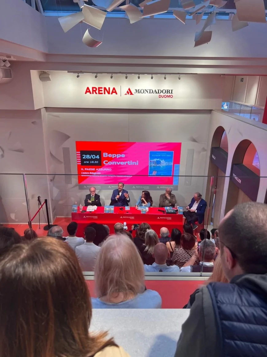 Presentazione de Il Paese Azzurro di Beppe Convertini alla Mondadori Duomo Milano