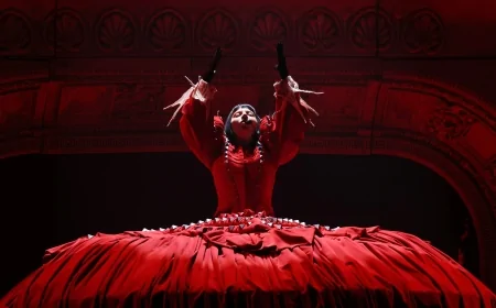 Lady Gaga infiamma Copacabana: tra esplosioni di luce e magie pop