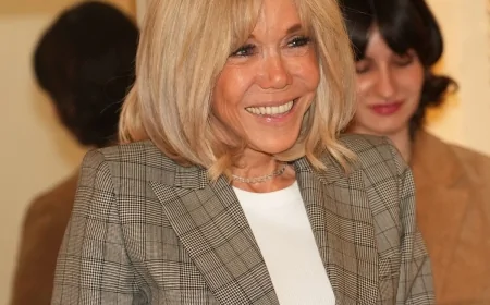 Un tocco di classe: il blazer check di Brigitte Macron a 72 anni