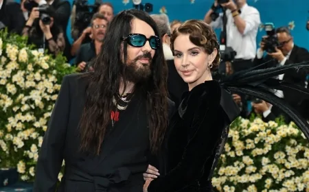 Duetto di Eleganza e Mistero al Gran Galà 2025 | Stile & Avanguardia