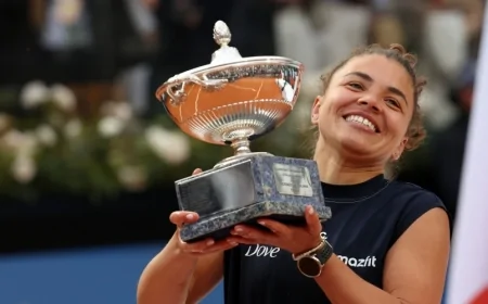 Jasmine Paolini alza il trofeo sul rosso di Roma