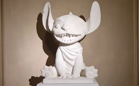 Stitch agli Uffizi: l’alieno Disney accanto al David di Michelangelo