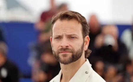 Cannes 78, Luca Borghi sorprende con un cowboy fuori dal tempo
