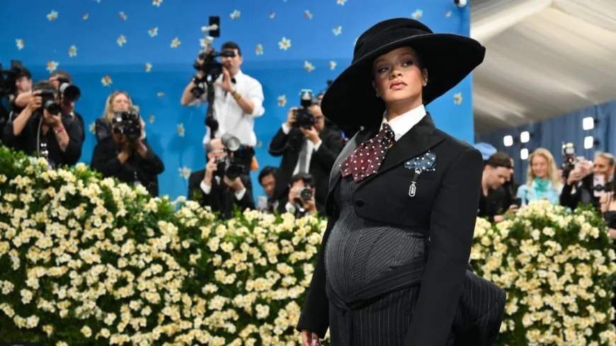 Rihanna svela la terza gravidanza al Met Gala 2025: icona di femminilità e forza