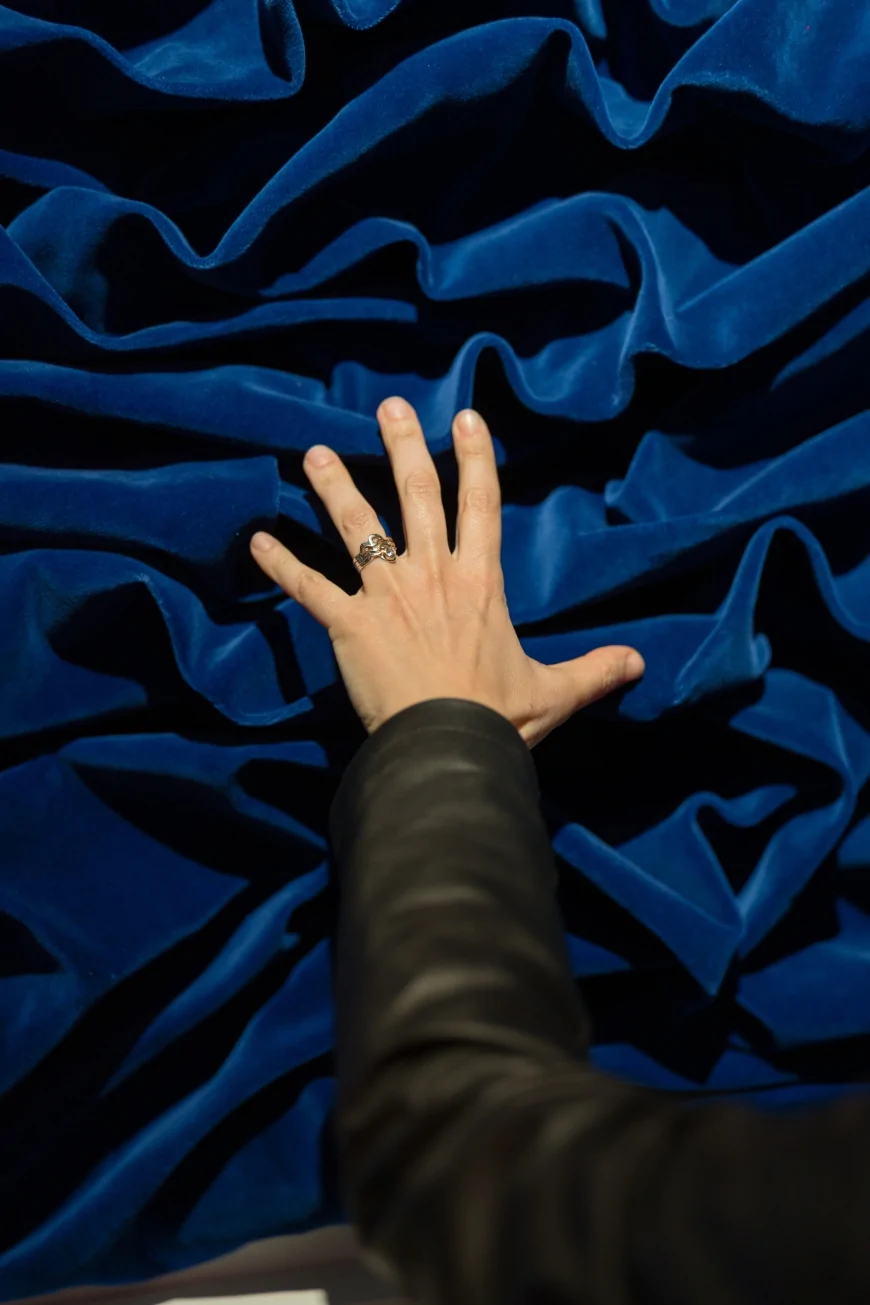 La nuova frontiera del tessuto emozionale: l’arte contemplativa di Elena Brovelli