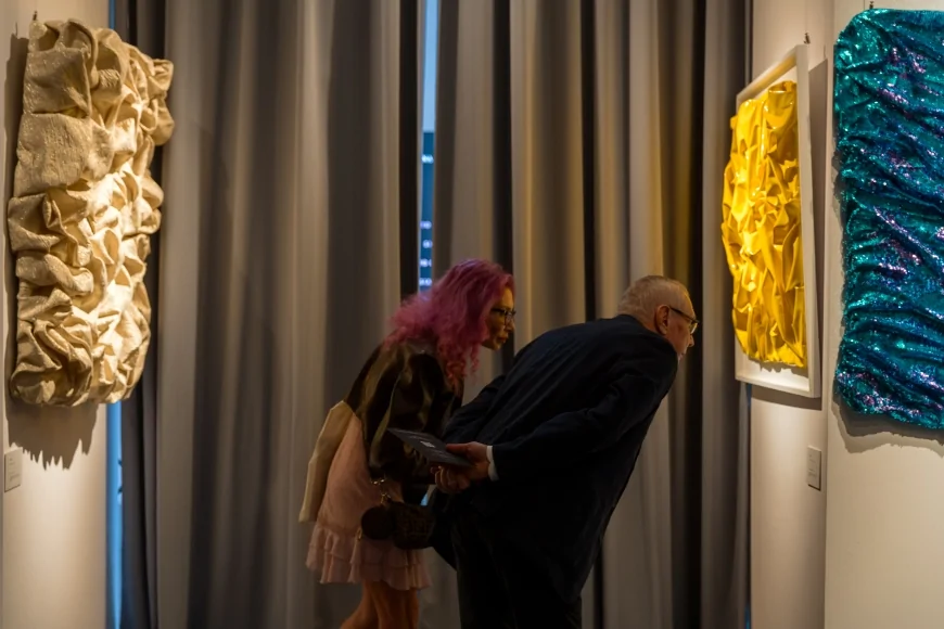 La nuova frontiera del tessuto emozionale: l’arte contemplativa di Elena Brovelli