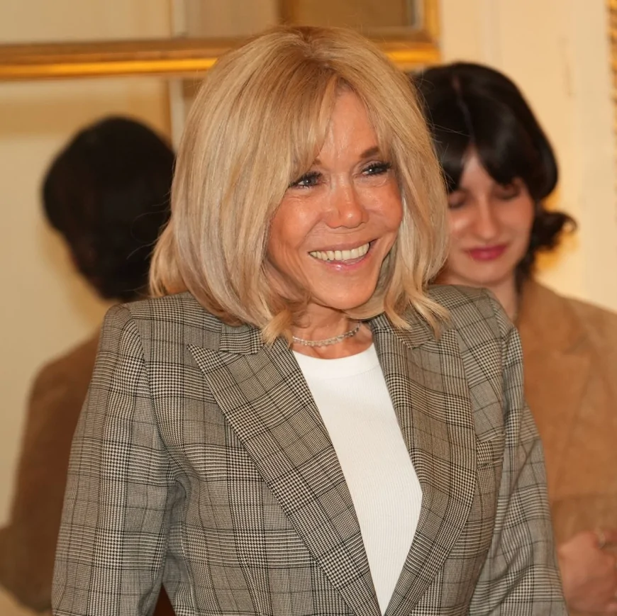 Un tocco di classe: il blazer check di Brigitte Macron a 72 anni