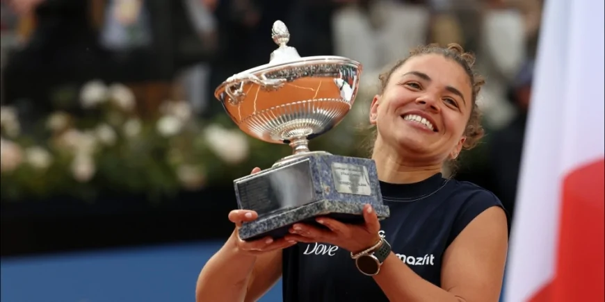 Jasmine Paolini alza il trofeo sul rosso di Roma