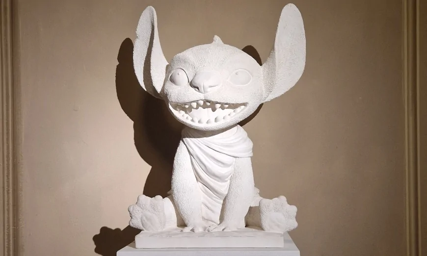 Stitch agli Uffizi: l’alieno Disney accanto al David di Michelangelo