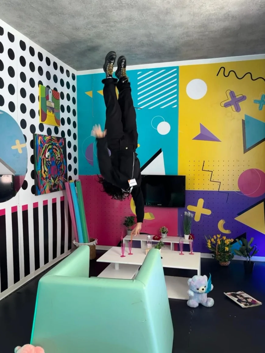 A Roma arriva La Casa Capovolta: il set fotografico che sfida la gravità