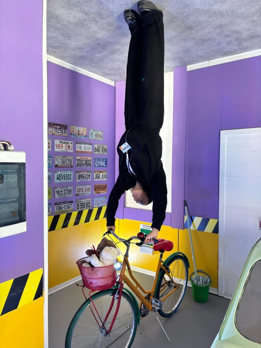 A Roma arriva La Casa Capovolta: il set fotografico che sfida la gravità