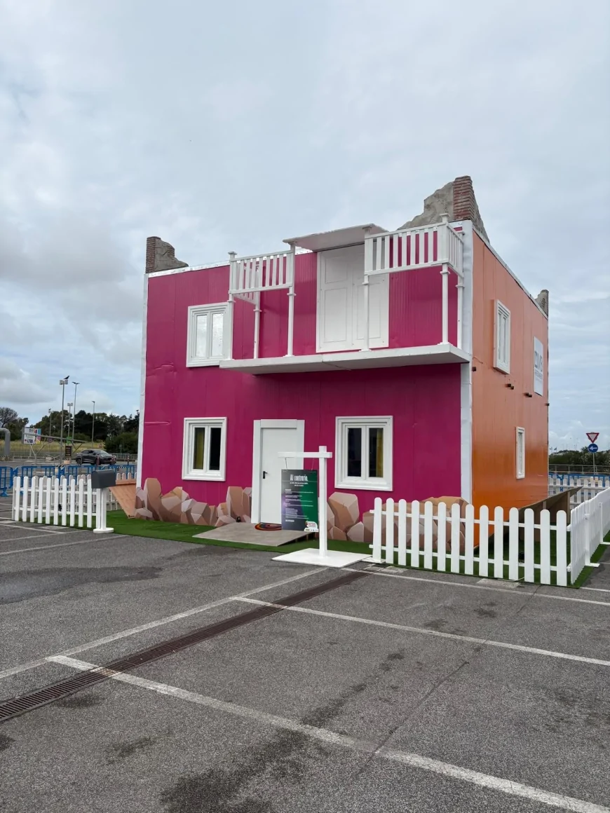 A Roma arriva La Casa Capovolta: il set fotografico che sfida la gravità