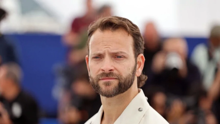 Cannes 78, Luca Borghi sorprende con un cowboy fuori dal tempo