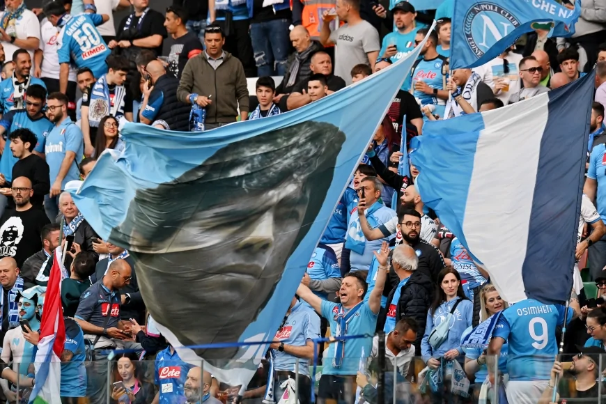 Napoli, coreografia da brividi e show al Maradona: uno stadio da leggenda