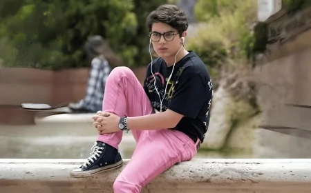 Il ragazzo dai pantaloni rosa diventa un musical: debutto al Teatro Sistina con Samuele Carrino