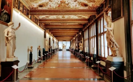 Selfie agli Uffizi: turista danneggia un dipinto di Gabbiani