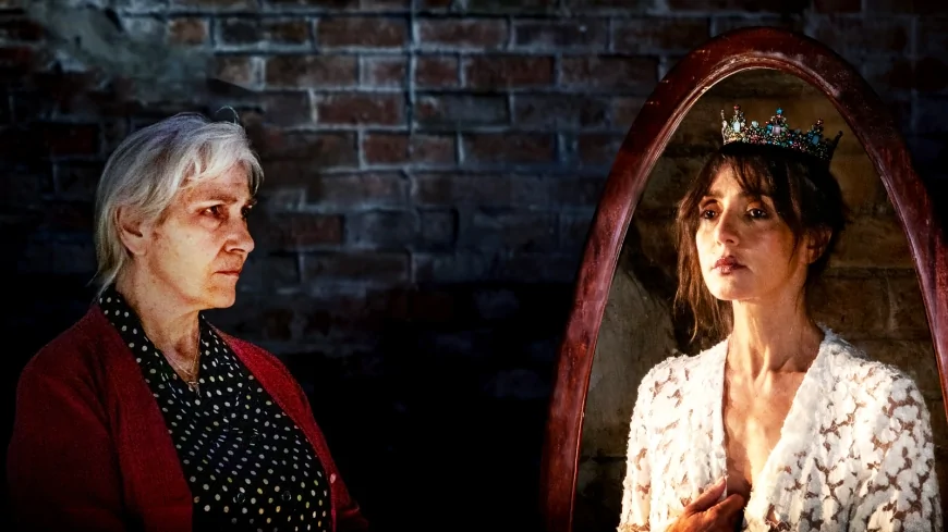 Ambra Angiolini in scena con La reginetta di Leenane: tra amore, odio e isolamento