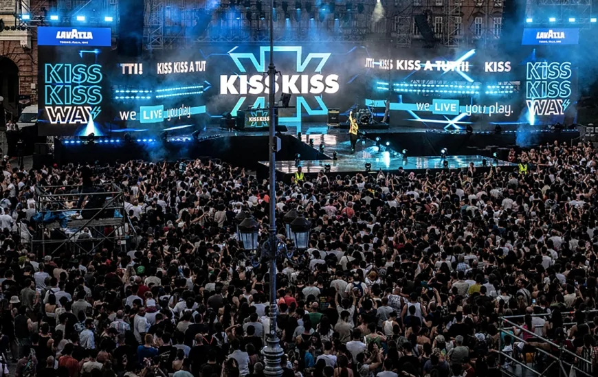 Torino in festa con Kiss Kiss Way: oltre 30.000 fan in piazza