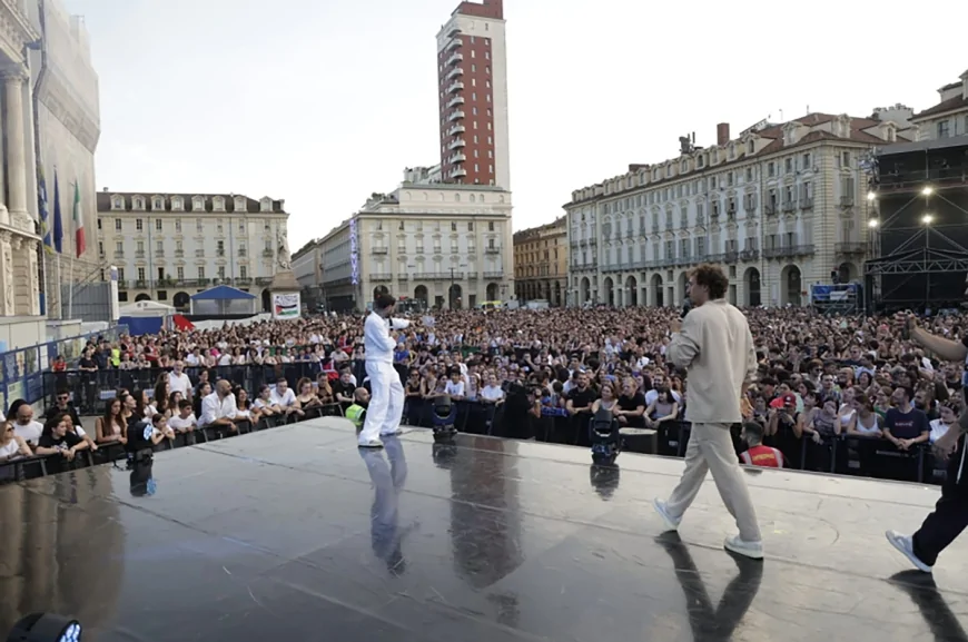 Torino in festa con Kiss Kiss Way: oltre 30.000 fan in piazza