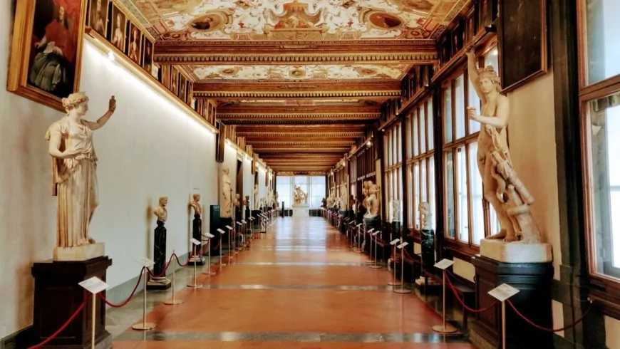 Selfie agli Uffizi: turista danneggia un dipinto di Gabbiani