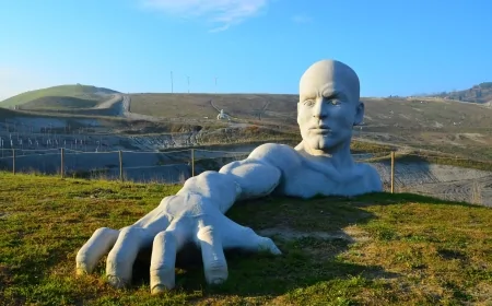 Anfiteatro Fonte Mazzola e le Presenze: arte contemporanea tra le colline di Peccioli