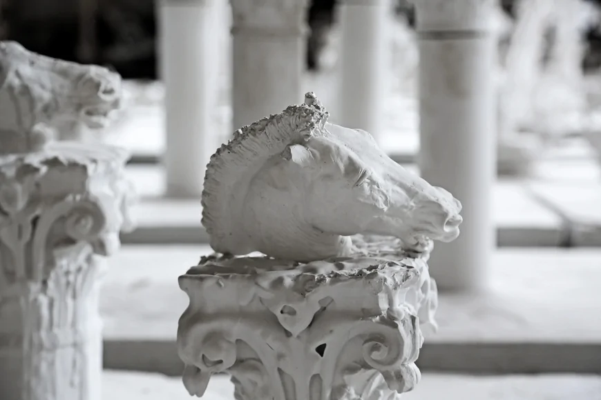 Equus Inter Lumina: la mostra di Gustavo Aceves alla Villa Romana del Casale dal 11 luglio 2025