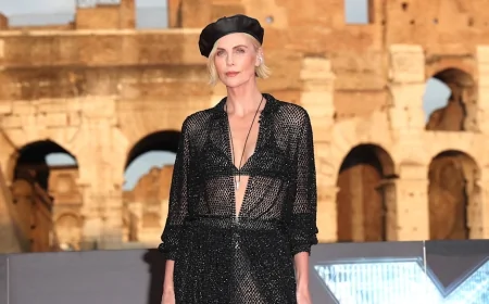 Charlize Theron compie 50 anni: talento, eleganza e impegno