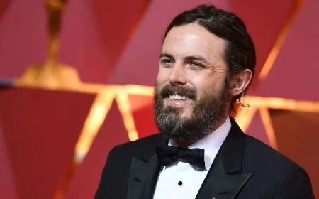 Casey Affleck compie 50 anni: dai primi ruoli a “Manchester by the Sea”