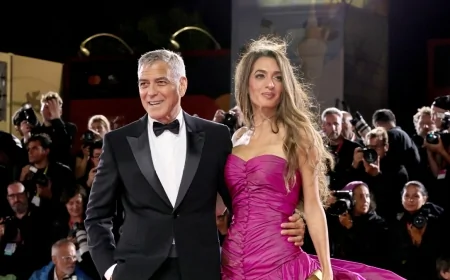 Mostra di Venezia: George e Amal Clooney brillano per Jay Kelly