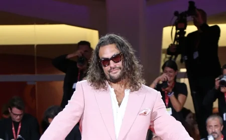 Venezia 2025: Jason Momoa in rosa total look sul red carpet