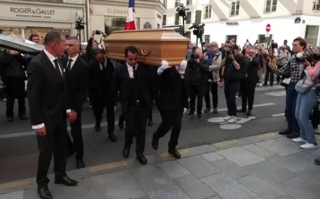 L’addio a Claudia Cardinale: centinaia a Parigi per i funerali