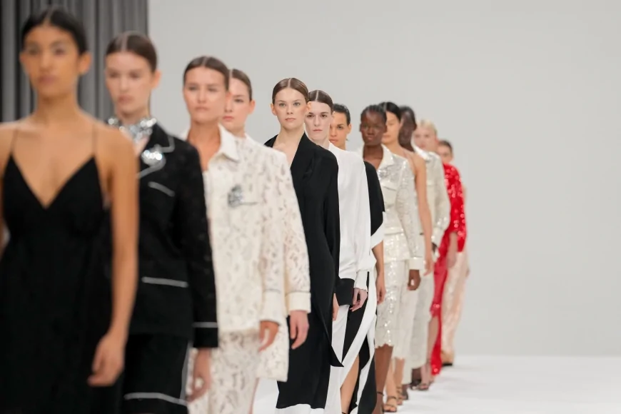 Le Twins debutta alla Dubai Fashion Week 2025 con la collezione SS26