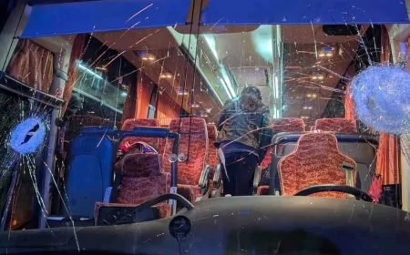 Tre ultrà arrestati per l’assalto al pullman del Pistoia Basket: accuse di tentato omicidio