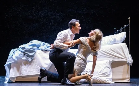 “Un letto per due” al Teatro Golden di Roma | L’amore tra ironia e malinconia nella nuova commedia di Tato Russo