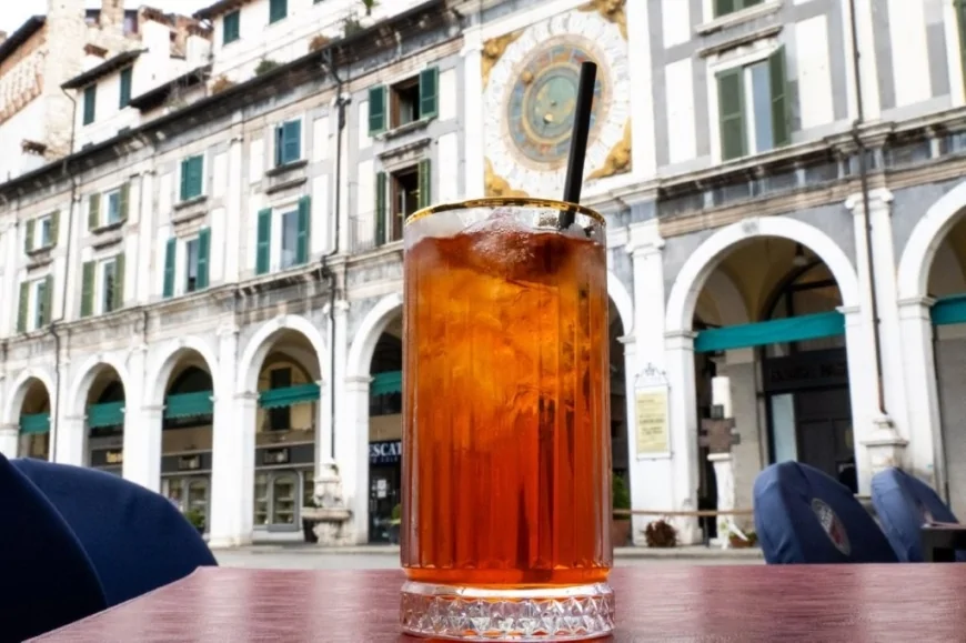 Brescia: Degustazione gratuita del cocktail “Double Savinì” al Caffè della Stampa