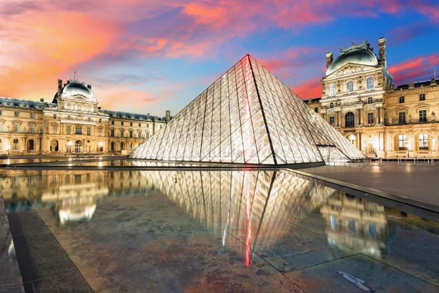 Colpo lampo al Louvre: rubati gioielli dal valore inestimabile