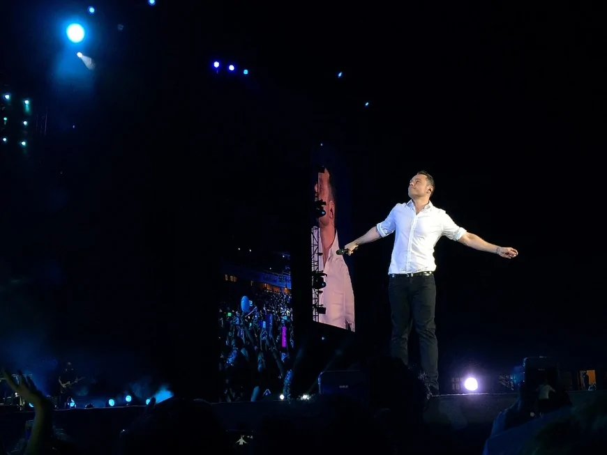 Tiziano Ferro lancia “Fingo&Spingo”: il nuovo singolo tra ironia e pop elettronico