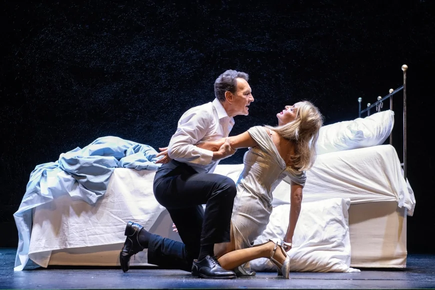 “Un letto per due” al Teatro Golden di Roma | L’amore tra ironia e malinconia nella nuova commedia di Tato Russo