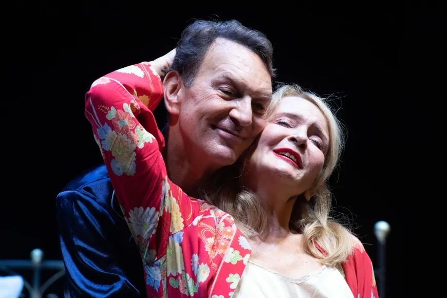 “Un letto per due” al Teatro Golden di Roma | L’amore tra ironia e malinconia nella nuova commedia di Tato Russo
