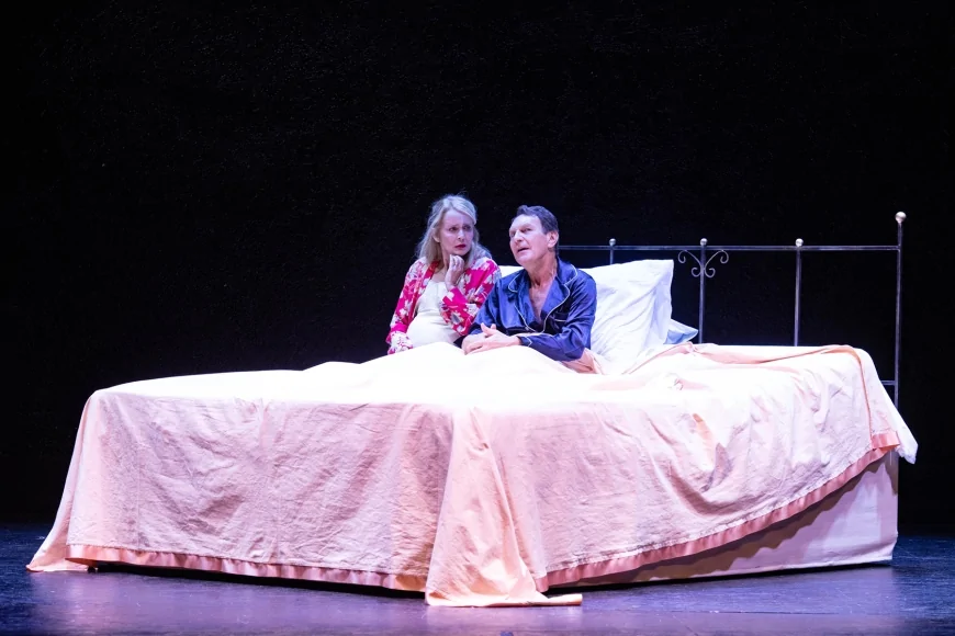 “Un letto per due” al Teatro Golden di Roma | L’amore tra ironia e malinconia nella nuova commedia di Tato Russo