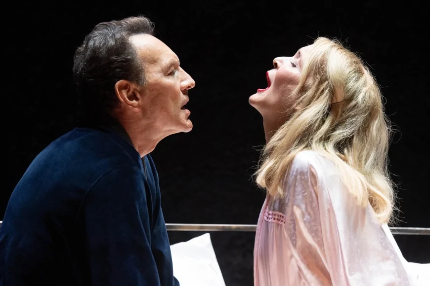 “Un letto per due” al Teatro Golden di Roma | L’amore tra ironia e malinconia nella nuova commedia di Tato Russo