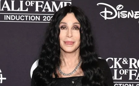 Cher rivela di odiare l’invecchiamento: “Non sono più saggia, a volte mi sento stupida”