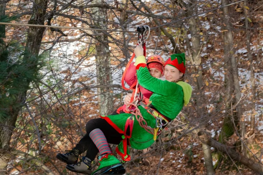 Mercatino di Natale 2025 all’Adventure Park Le Pigne di Ameno: Babbo Natale, elfi e magia nel bosco