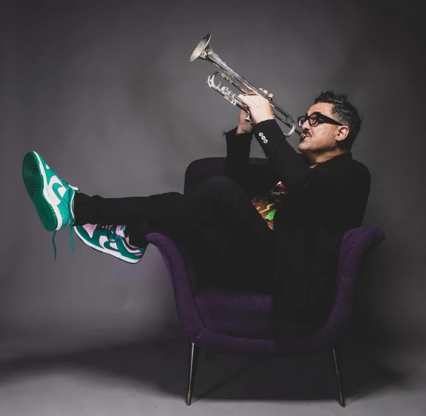 Roy Paci live a Rumore Milano: serata swing tra musica, cocktail e atmosfera d’autore