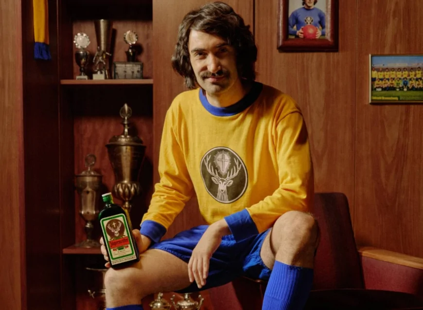 Jägermeister celebra 90 anni: arriva la Limited Retro Edition ispirata alla bottiglia originale
