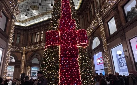 Accensione dell’Albero di Natale alla Galleria Alberto Sordi: folla e coro gospel a Roma