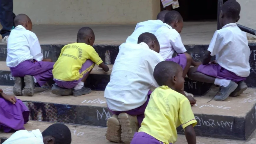 “Hands” di Nello Petrucci arriva in Kenya: nuove opere a Malindi tra arte, libertà e impegno sociale